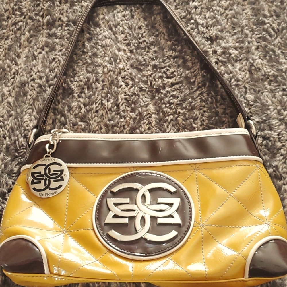 Genna DeRossi med size purse